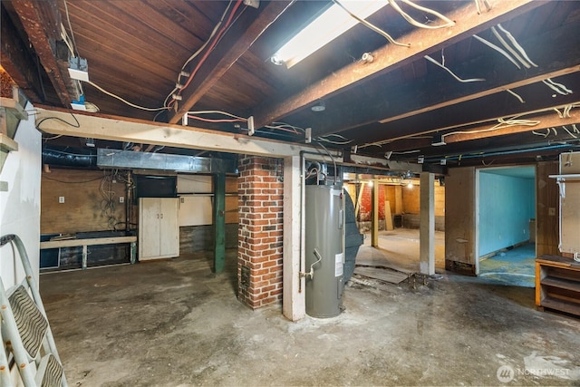504 W 4th St, Aberdeen, WA 98520 - unfinished below grade area featuring electric water heater