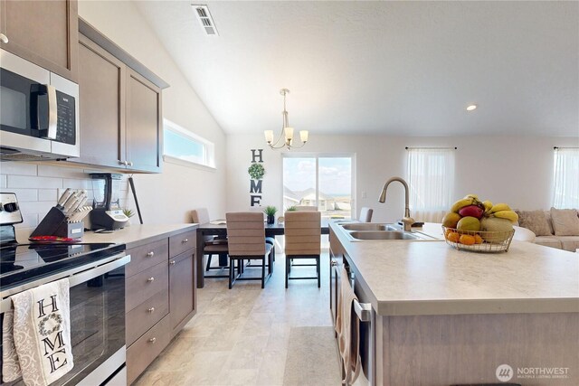 7 Patty Cir, Milton-Freewater, OR 97862 - kitchen featuring stainless steel appliances, a sink, a chandelier, backsplash, and light countertops