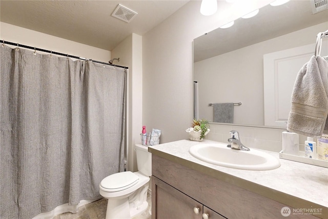 7 Patty Cir, Milton-Freewater, OR 97862 - full bath with vanity, toilet, and a shower with curtain