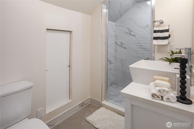 5909 8th Ave NW, Seattle, WA 98107 - bathroom with a marble finish shower, toilet, a sink, and baseboards