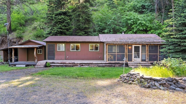136 Tamarack Ln, Dayton, WA 99328 - view of front of property with metal roof, a sunroom, a view of trees, and a front yard