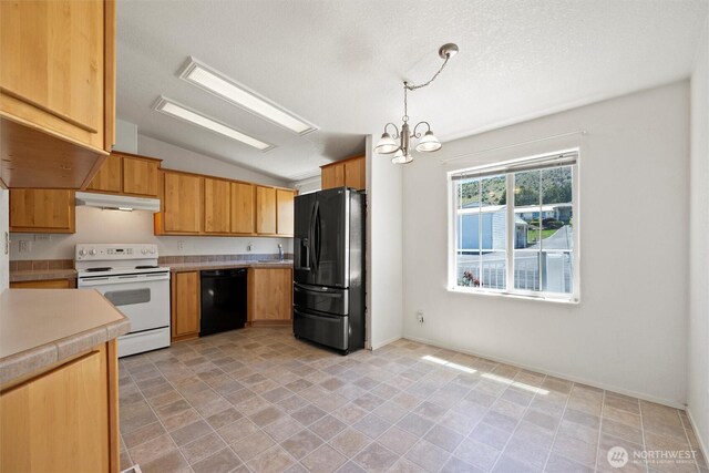 7220 E Belmont St, Othello, WA 99344 - kitchen with black appliances, under cabinet range hood, a sink, a chandelier, and vaulted ceiling