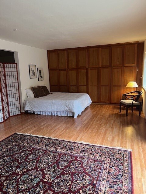 905 Bywater Way, Port Ludlow, WA 98365 - bedroom featuring light wood-style floors