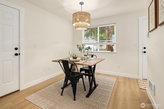 2515 Summit Ave, Everett, WA 98201 - dining area featuring light wood-type flooring, a chandelier, and baseboards
