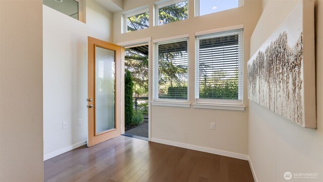 14528 35th Ave NE, Lake Forest Park, WA 98155 - entrance foyer featuring wood finished floors and a towering ceiling