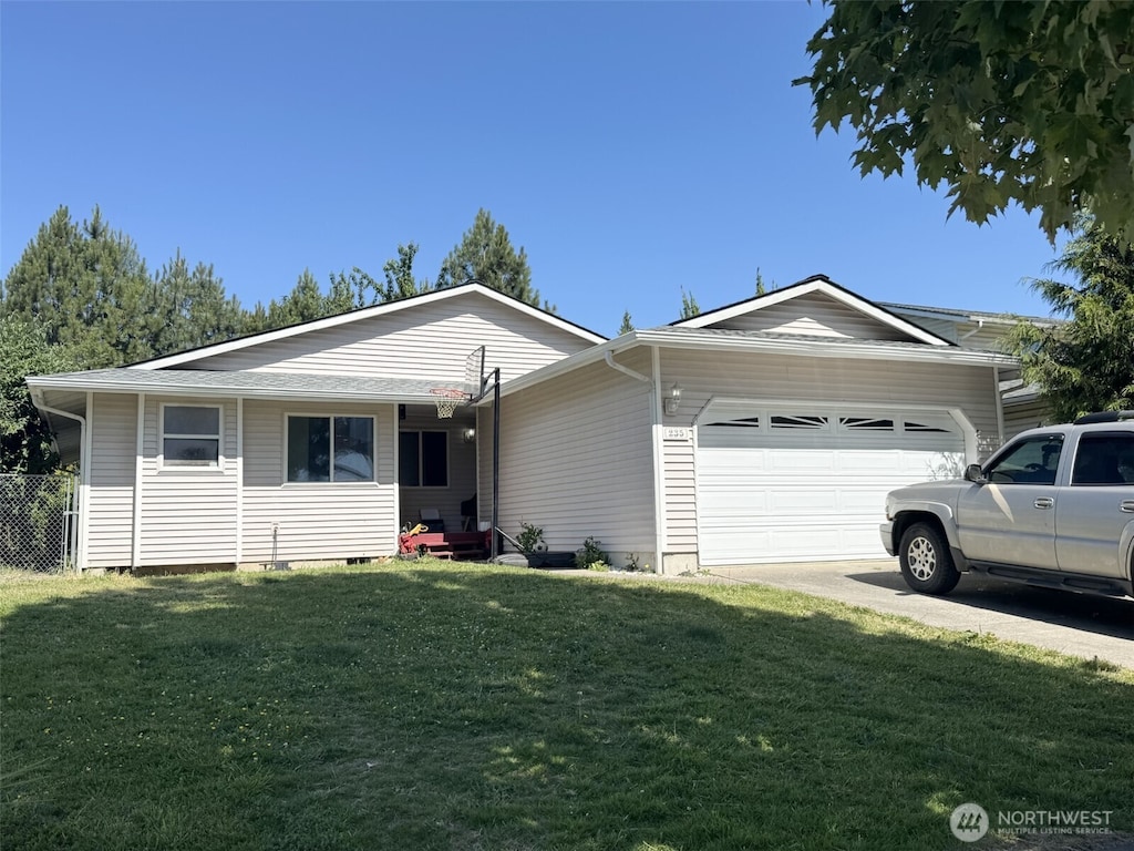 235 Colorado St, Longview, WA 98632 - ranch-style home featuring an attached garage, a front yard, and driveway