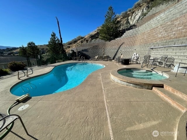 304 Sr 150 Unit 1A, Chelan, WA 98816 - community pool with a hot tub, a patio, and a fenced backyard