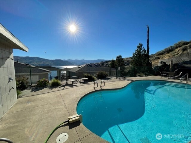 304 Sr 150 Unit 1A, Chelan, WA 98816 - view of pool featuring a mountain view and a patio