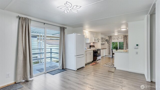 1510 Maple Ln Unit 16, Kent, WA 98030 - kitchen featuring white appliances, light countertops, light wood-style floors, white cabinetry, and backsplash