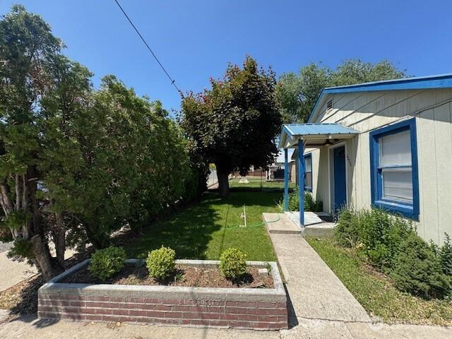 1008 Tieton Ave, Tieton, WA 98947 - photo 2