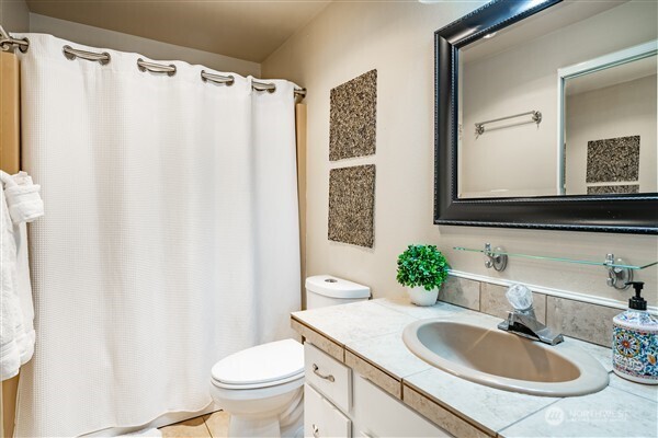 7530 Birch Bay Dr Unit 206, Blaine, WA 98230 - bathroom featuring vanity, toilet, and shower / bath combo