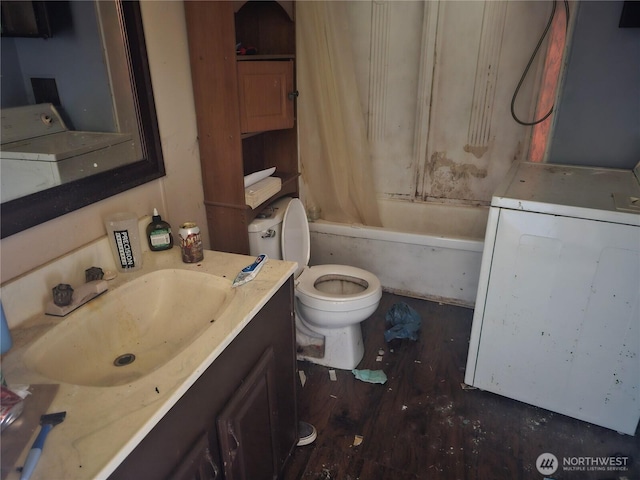 1194 US Highway 12 Unit 19, Montesano, WA 98563 - full bath featuring toilet, vanity, shower / tub combo, washer / dryer, and wood finished floors