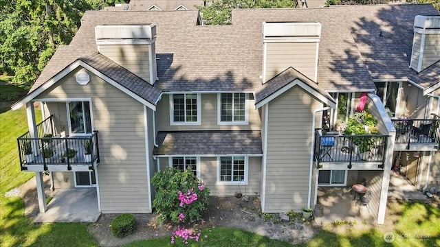 1822S 284th Ln Unit D-104, Federal Way, WA 98003 - back of property with a shingled roof and a patio area