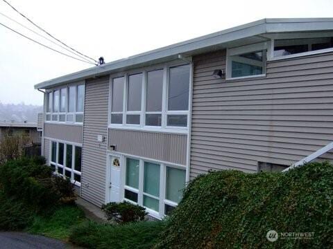 2513 13th Ave W, Seattle, WA 98119 - view of side of property