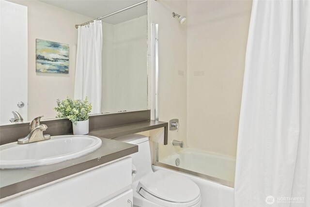 101 NW 58th St Unit 9, Seattle, WA 98107 - full bath with vanity, toilet, and shower / tub combo with curtain