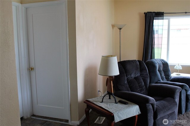 153 NW Quincy Pl, Soap Lake, WA 98851 - sitting room with plenty of natural light and baseboards