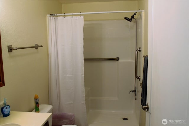 153 NW Quincy Pl, Soap Lake, WA 98851 - bathroom featuring toilet, vanity, and curtained shower