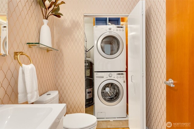 615 E Pike St Unit 306, Seattle, WA 98122 - bathroom featuring stacked washer and clothes dryer and wallpapered walls