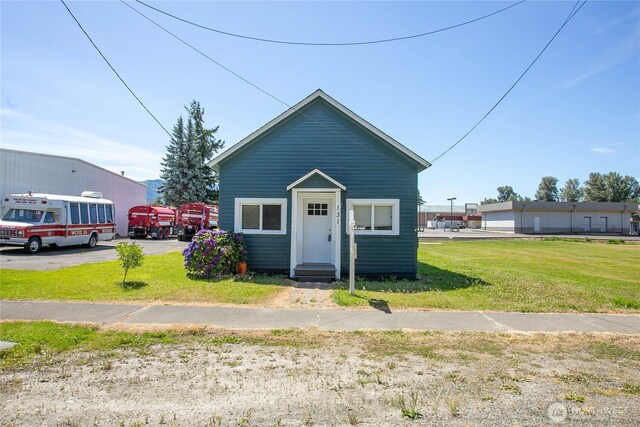 131 Columbia St, Sumas, WA 98295 - bungalow-style home featuring entry steps and a front yard