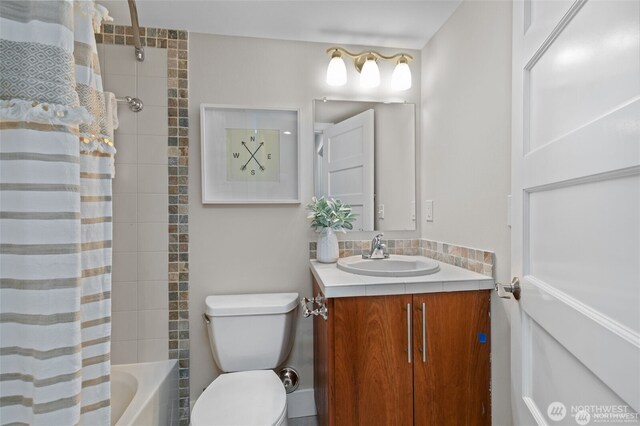 31 Etruria St Unit B, Seattle, WA 98109 - bathroom with vanity, toilet, and shower / bathtub combination with curtain