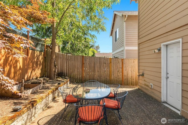 12422 2nd Ave SW, Burien, WA 98146 - fenced backyard with outdoor dining space
