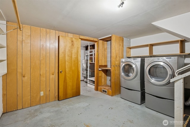 29922 5th Ave SW, Federal Way, WA 98023 - laundry area featuring independent washer and dryer and wooden walls