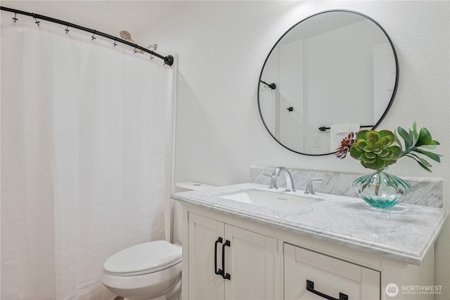2903 Huntington Pl, Longview, WA 98632 - full bathroom with toilet, vanity, and curtained shower