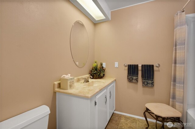 1402 22nd St NE Unit 47, Auburn, WA 98002 - full bathroom featuring toilet, vanity, baseboards, and a shower with shower curtain
