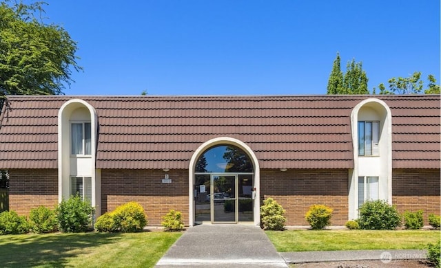 11012 NE 68th St Unit 511, Kirkland, WA 98033 - entrance to property with brick siding and a tiled roof