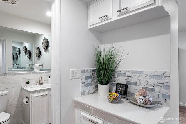 14600 SE 176th St Unit H11, Renton, WA 98058 - bar area with a sink and tasteful backsplash