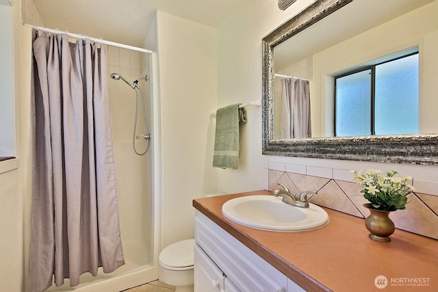 311 Edgecliff Dr, Langley, WA 98260 - full bath featuring tasteful backsplash, vanity, toilet, and a shower with shower curtain