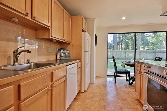 311 Edgecliff Dr, Langley, WA 98260 - kitchen featuring white appliances, a sink, backsplash, baseboards, and recessed lighting