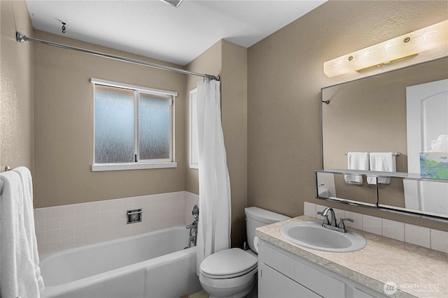 1011 Idaho St, Wenatchee, WA 98801 - bathroom with a garden tub, toilet, vanity, and a textured wall