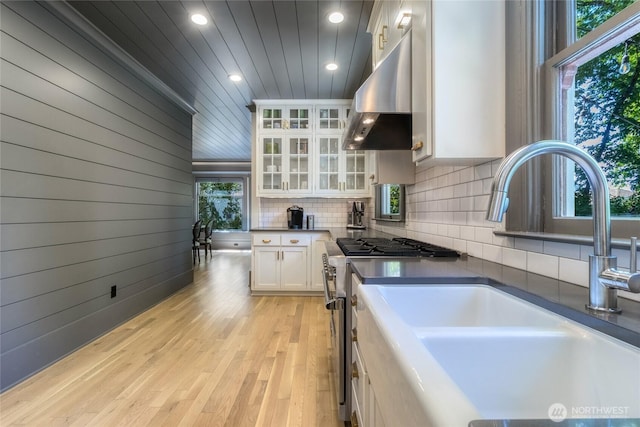 366 S Palouse St, Walla Walla, WA 99362 - kitchen featuring a sink, range hood, recessed lighting, white cabinetry, and dark countertops