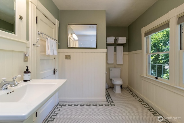366 S Palouse St, Walla Walla, WA 99362 - bathroom featuring a wainscoted wall, toilet, baseboards, and a sink