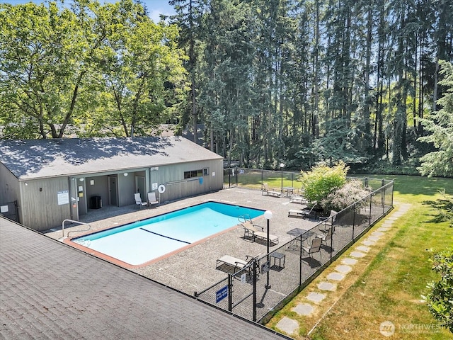13893 NE 69th St Unit 689, Redmond, WA 98052 - community pool with a patio area