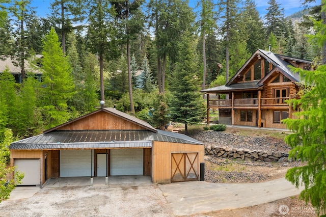 3105 Tamarack Pl, Wenatchee, WA 98801 - detached garage featuring driveway and a view of trees