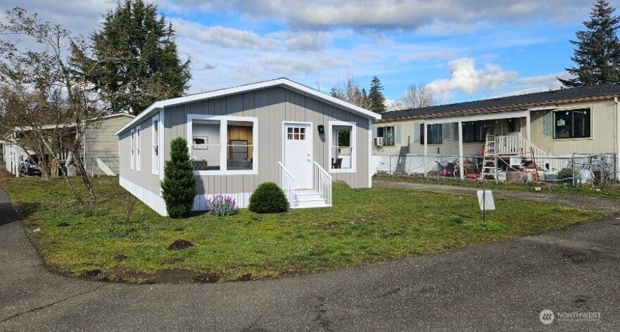 4501 Addy St Unit 121, Washougal, WA 98671 - manufactured / mobile home with entry steps and a front yard