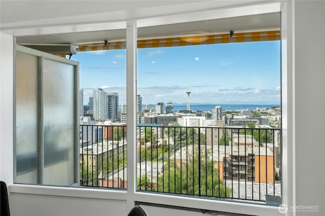 505 Belmont Ave E Unit 704, Seattle, WA 98102 - balcony with a view of city