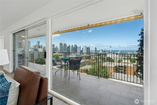 505 Belmont Ave E Unit 704, Seattle, WA 98102 - balcony with a skyline view