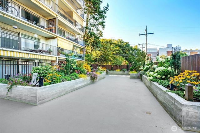505 Belmont Ave E Unit 704, Seattle, WA 98102 - view of property's community featuring a patio