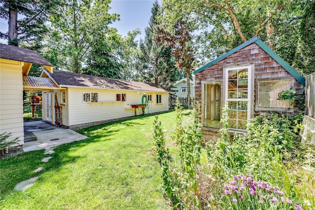 715 Grant St, Port Townsend, WA 98368 - view of yard featuring an outdoor structure