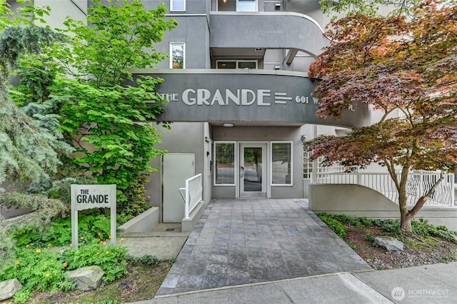 601 W Mercer Pl Unit 201, Seattle, WA 98119 - entrance to property featuring stucco siding