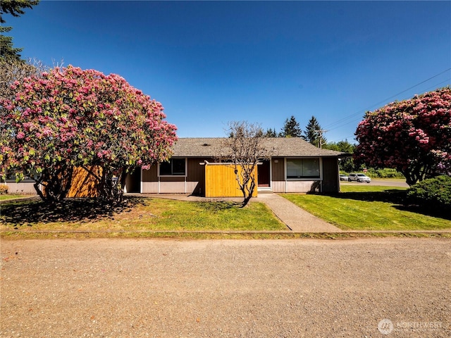 919 Harding Rd, Elma, WA 98541 - view of front of home with a front yard