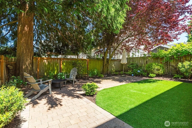106 W Mcgraw St, Seattle, WA 98119 - view of yard with a patio