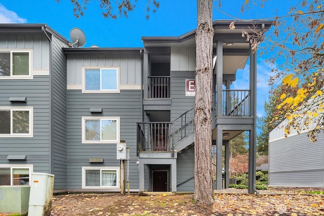 11113 NE 125th Ln Unit E-319, Kirkland, WA 98034 - back of house with board and batten siding