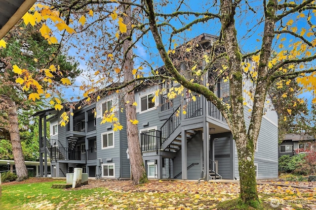 11113 NE 125th Ln Unit E-319, Kirkland, WA 98034 - back of property featuring a balcony
