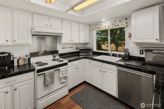17464 Dunbar Rd Unit 1, Mount Vernon, WA 98273 - kitchen with appliances with stainless steel finishes, under cabinet range hood, a sink, and white cabinetry
