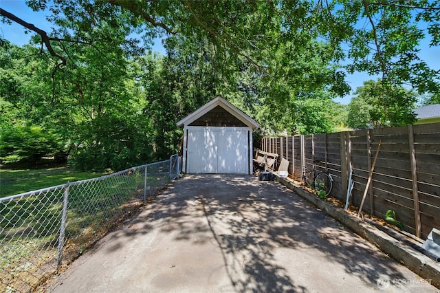 827 Hobson St, Walla Walla, WA 99362 - detached garage featuring a storage shed and driveway