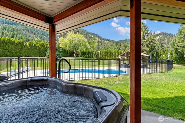 10552 Ski Hill Dr, Leavenworth, WA 98826 - view of swimming pool featuring a view of trees, a hot tub, and a mountain view